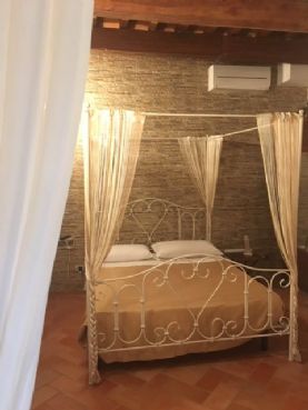 Sara double room with private bathroom in breakfast in Pisa